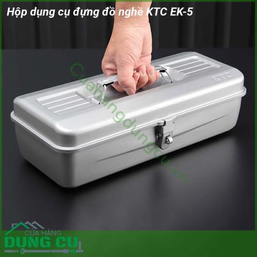 Hộp dụng cụ đựng đồ nghề KTC EK-5 được làm từ chất liệu bằng sắt dày và cứng cáp Bề ngoài được sơn tĩnh điện không sợ bị vỡ chống gỉ Tay xách và khóa bằng sắt chắc chắn bền đẹp  Có thể mang đi lại dễ dàng lỡ có đánh rơi cũng không sợ bị vỡ