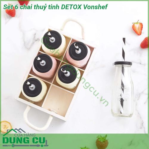 Set 6 chai thuỷ tinh DETOX Vonshef được sản xuất từ nguyên liệu thủy tinh trắng trong suốt dày độ bền cao đảm bảo an toàn cho gia đình  Với dung tích 300ml kèm theo ống hút có thể tái sử dụng và khay gỗ có quai thừng phong cách “homemade”