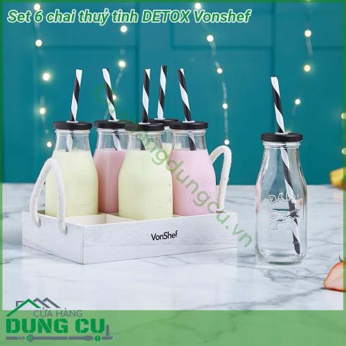 Set 6 chai thuỷ tinh DETOX Vonshef được sản xuất từ nguyên liệu thủy tinh trắng trong suốt dày độ bền cao đảm bảo an toàn cho gia đình  Với dung tích 300ml kèm theo ống hút có thể tái sử dụng và khay gỗ có quai thừng phong cách “homemade”