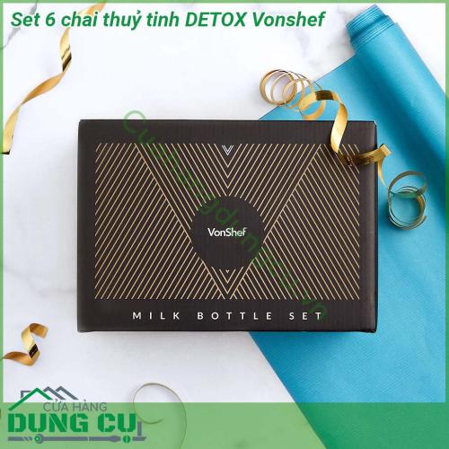 Set 6 chai thuỷ tinh DETOX Vonshef được sản xuất từ nguyên liệu thủy tinh trắng trong suốt dày độ bền cao đảm bảo an toàn cho gia đình  Với dung tích 300ml kèm theo ống hút có thể tái sử dụng và khay gỗ có quai thừng phong cách “homemade”