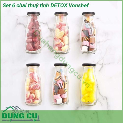 Set 6 chai thuỷ tinh DETOX Vonshef được sản xuất từ nguyên liệu thủy tinh trắng trong suốt dày độ bền cao đảm bảo an toàn cho gia đình  Với dung tích 300ml kèm theo ống hút có thể tái sử dụng và khay gỗ có quai thừng phong cách “homemade”