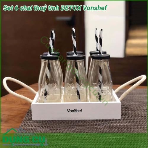 Set 6 chai thuỷ tinh DETOX Vonshef được sản xuất từ nguyên liệu thủy tinh trắng trong suốt dày độ bền cao đảm bảo an toàn cho gia đình  Với dung tích 300ml kèm theo ống hút có thể tái sử dụng và khay gỗ có quai thừng phong cách “homemade”