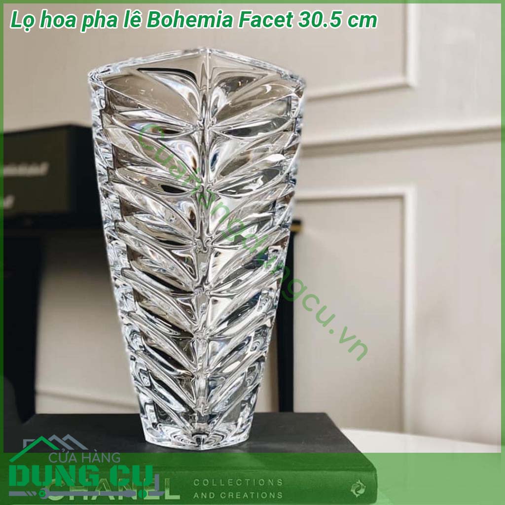 Lọ hoa pha lê Bohemia Facet 30 5 cm nổi bật bởi thiết kế tinh khiết và tươi sáng của thủy tinh pha lê kết hợp với đường nét xoắn tạo độ phản quang và nổi bật vô cùng Chất liệu pha lê không chì bền đường nét thiết kế đẹp tinh tế