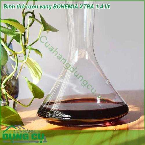 Bình thở rượu vang BOHEMIA XTRA 1 4 lít được làm bằng thuỷ tinh cao cấp thổi phồng có thể tích 1 4 lít Bình có dạng củ hành phình to phần dưới bụng tạo bề mặt rộng tăng hương vị đậm đà cho rượu vang phần thân trên tiện cầm nắm rót rượu