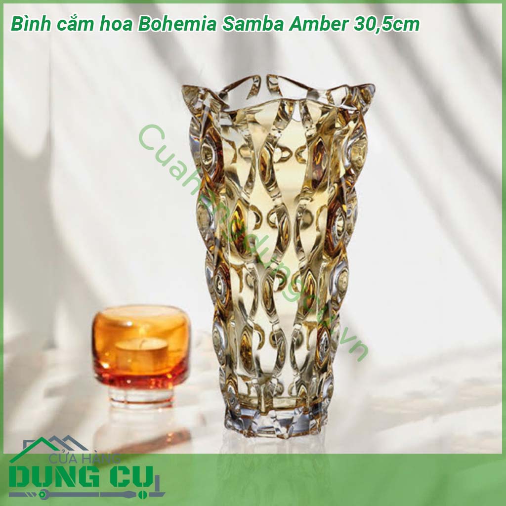 Bình cắm hoa Bohemia Samba Amber 30 5cm nổi bật bởi thiết kế tinh khiết và tươi sáng của thủy tinh pha lê kết hợp với họa tiết chạy xung quanh lọ tạo độ phản quang và điểm nhấn nổi bật tinh tế sắc sảo