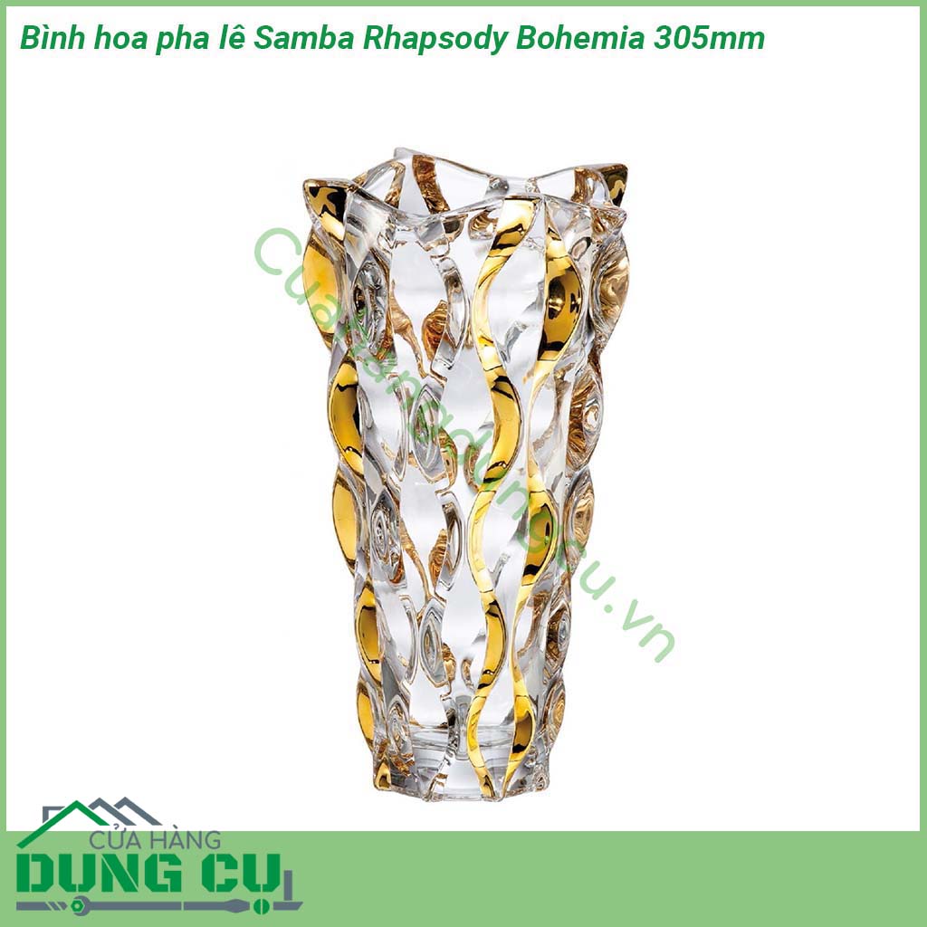 Bình hoa pha lê Samba Rhapsody Bohemia 305mm được chế tác từ dòng pha lê cao cấp nhất của Bohemia sang trọng và quyền quý Mạ vàng đẹp sang chất Họa tiết chạy xung quanh lọ tạo độ phản quang và điểm nhấn nổi bật tinh tế sắc sảo