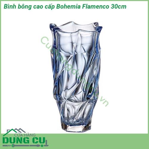 Bình bông cao cấp Bohemia Flamenco 30cm nổi bật bởi thiết kế tinh khiết và tươi sáng của thủy tinh pha lê kết hợp với đường nét xoắn nhẹ tạo độ phản quang và nổi bật vô cùng  Đường nét thiết kế đẹp tinh tế