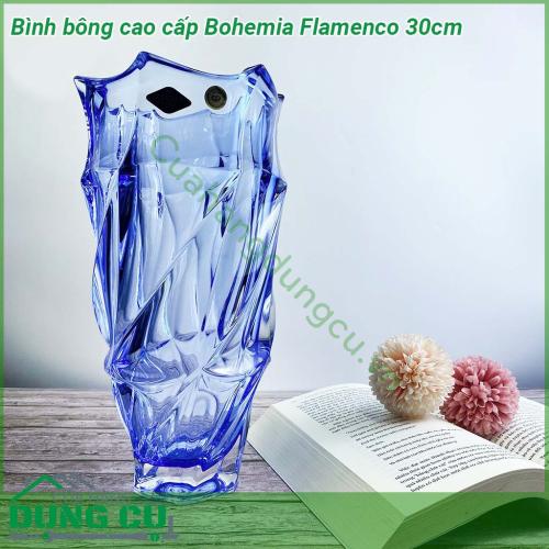 Bình bông cao cấp Bohemia Flamenco 30cm nổi bật bởi thiết kế tinh khiết và tươi sáng của thủy tinh pha lê kết hợp với đường nét xoắn nhẹ tạo độ phản quang và nổi bật vô cùng  Đường nét thiết kế đẹp tinh tế