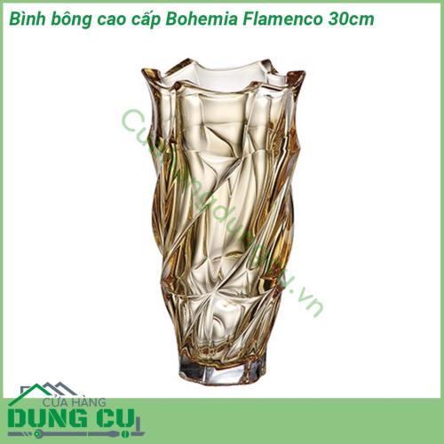 Bình bông cao cấp Bohemia Flamenco 30cm nổi bật bởi thiết kế tinh khiết và tươi sáng của thủy tinh pha lê kết hợp với đường nét xoắn nhẹ tạo độ phản quang và nổi bật vô cùng  Đường nét thiết kế đẹp tinh tế