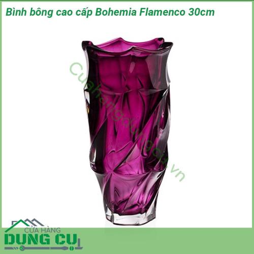 Bình bông cao cấp Bohemia Flamenco 30cm nổi bật bởi thiết kế tinh khiết và tươi sáng của thủy tinh pha lê kết hợp với đường nét xoắn nhẹ tạo độ phản quang và nổi bật vô cùng  Đường nét thiết kế đẹp tinh tế