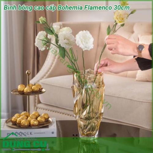 Bình bông cao cấp Bohemia Flamenco 30cm nổi bật bởi thiết kế tinh khiết và tươi sáng của thủy tinh pha lê kết hợp với đường nét xoắn nhẹ tạo độ phản quang và nổi bật vô cùng  Đường nét thiết kế đẹp tinh tế