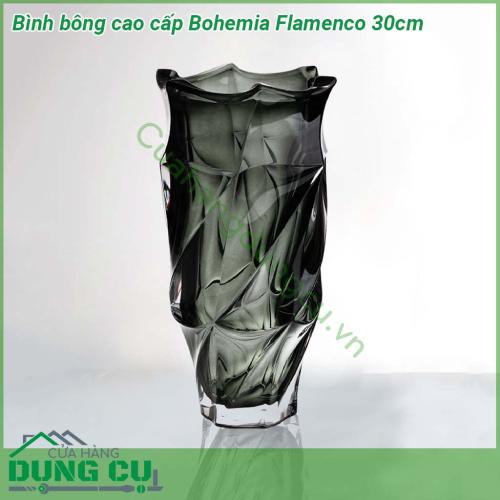 Bình bông cao cấp Bohemia Flamenco 30cm nổi bật bởi thiết kế tinh khiết và tươi sáng của thủy tinh pha lê kết hợp với đường nét xoắn nhẹ tạo độ phản quang và nổi bật vô cùng  Đường nét thiết kế đẹp tinh tế