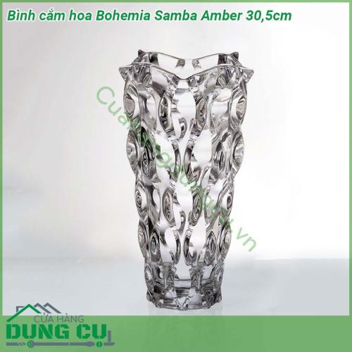 Bình cắm hoa Bohemia Samba Amber 30 5cm nổi bật bởi thiết kế tinh khiết và tươi sáng của thủy tinh pha lê kết hợp với họa tiết chạy xung quanh lọ tạo độ phản quang và điểm nhấn nổi bật tinh tế sắc sảo