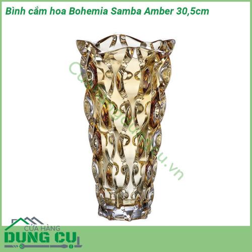 Bình cắm hoa Bohemia Samba Amber 30 5cm nổi bật bởi thiết kế tinh khiết và tươi sáng của thủy tinh pha lê kết hợp với họa tiết chạy xung quanh lọ tạo độ phản quang và điểm nhấn nổi bật tinh tế sắc sảo