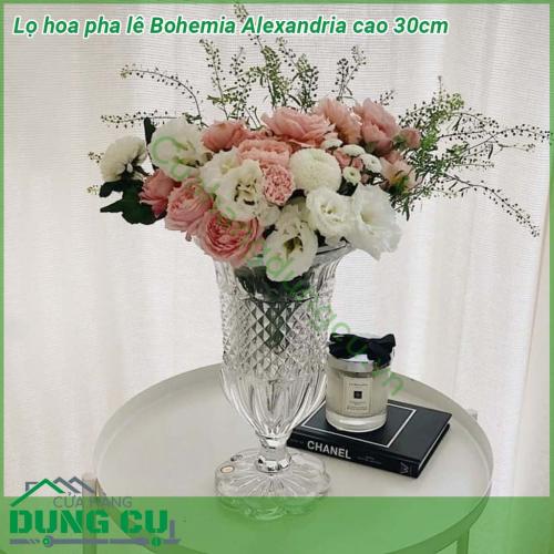 Lọ hoa pha lê Bohemia Alexandria cao 30cm có kích thước rất vừa vặn với chiều cao 30cm thiết kế cân đối nên rất phù hợp trưng bày trong nhiều không gian  Họa tiết như các viên kim cương lấp lánh đan xen tạo độ phản quang và nổi bật vô cùng