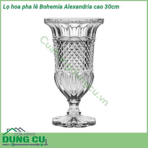 Lọ hoa pha lê Bohemia Alexandria cao 30cm có kích thước rất vừa vặn với chiều cao 30cm thiết kế cân đối nên rất phù hợp trưng bày trong nhiều không gian  Họa tiết như các viên kim cương lấp lánh đan xen tạo độ phản quang và nổi bật vô cùng