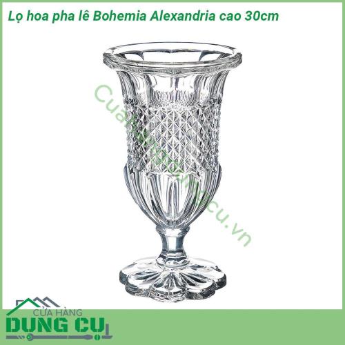 Lọ hoa pha lê Bohemia Alexandria cao 30cm có kích thước rất vừa vặn với chiều cao 30cm thiết kế cân đối nên rất phù hợp trưng bày trong nhiều không gian  Họa tiết như các viên kim cương lấp lánh đan xen tạo độ phản quang và nổi bật vô cùng