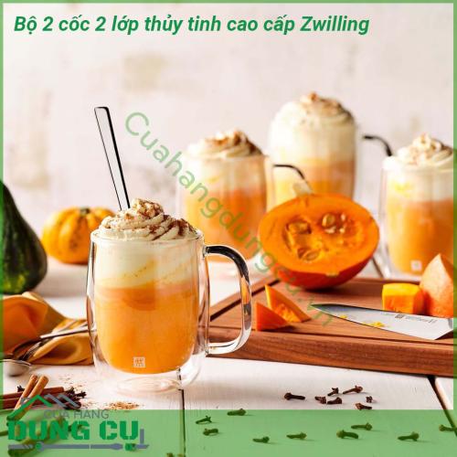 Bộ 2 cốc 2 lớp thủy tinh cao cấp Zwilling được thiết kế 2 lớp cách nhiệt có tay cầm Cốc được làm từ thuỷ tinh borosilicate an toàn cho sức khỏe của bạn Đây là hợp chất không chứa BPA chì hoặc chất độc nào khác trong quá trình sản xuất thuỷ tinh