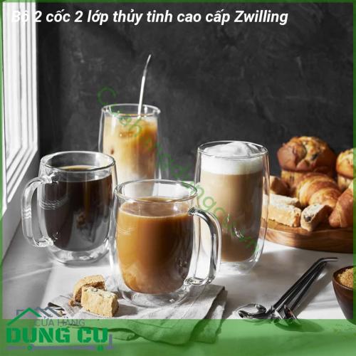 Bộ 2 cốc 2 lớp thủy tinh cao cấp Zwilling được thiết kế 2 lớp cách nhiệt có tay cầm Cốc được làm từ thuỷ tinh borosilicate an toàn cho sức khỏe của bạn Đây là hợp chất không chứa BPA chì hoặc chất độc nào khác trong quá trình sản xuất thuỷ tinh