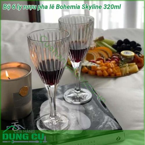 Bộ 6 ly rượu pha lê Bohemia Skyline 320ml đơn giản mà nổi bật bởi độ tinh khiết và tươi sáng của thủy tinh pha lê kết hợp với thiết kế hoạ tiết sang trọng lấp lánh tạo độ phản quang và thu hút ánh nhìn