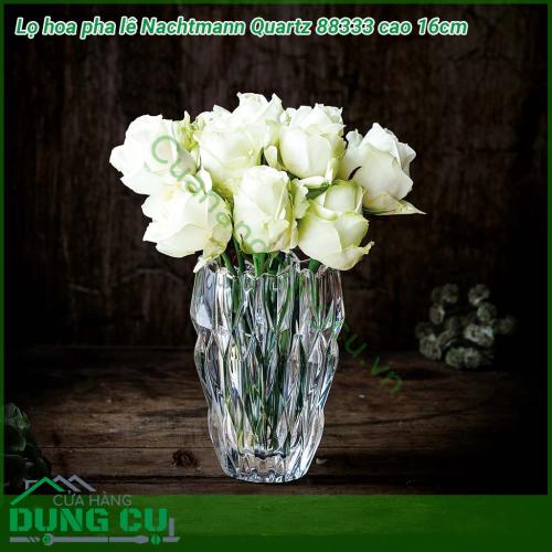 Lọ hoa pha lê Nachtmann Quartz 88333 cao 16cm được làm từ chất liệu pha lê không chì siêu bền màu sắc và độ sáng bóng không bị mai một với thời gian bề mặt pha lê có độ chịu lực tốt không dễ bị lực làm cho vỡ hoặc sứt mẻ  