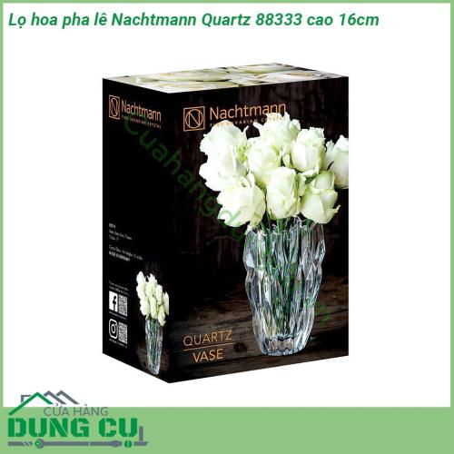 Lọ hoa pha lê Nachtmann Quartz 88333 cao 16cm được làm từ chất liệu pha lê không chì siêu bền màu sắc và độ sáng bóng không bị mai một với thời gian bề mặt pha lê có độ chịu lực tốt không dễ bị lực làm cho vỡ hoặc sứt mẻ  