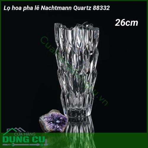 Lọ hoa pha lê Nachtmann Quartz 88332 cao 26cm với cấu trúc bề mặt rực rỡ lấp lánh nổi bật bởi thiết kế tinh khiết và vẻ tươi sáng của thủy tinh pha lê độc đáo Người dùng gần như có thể nghĩ rằng một viên kim cương cắt được ẩn trong vẻ ngoài tinh thể này