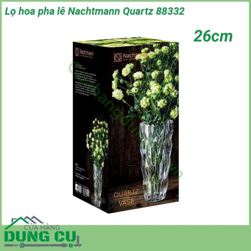 Lọ hoa pha lê Nachtmann Quartz 88332 cao 26cm với cấu trúc bề mặt rực rỡ lấp lánh nổi bật bởi thiết kế tinh khiết và vẻ tươi sáng của thủy tinh pha lê độc đáo Người dùng gần như có thể nghĩ rằng một viên kim cương cắt được ẩn trong vẻ ngoài tinh thể này