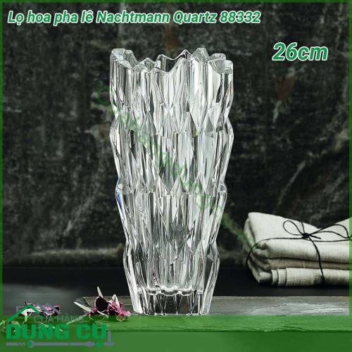 Lọ hoa pha lê Nachtmann Quartz 88332 cao 26cm với cấu trúc bề mặt rực rỡ lấp lánh nổi bật bởi thiết kế tinh khiết và vẻ tươi sáng của thủy tinh pha lê độc đáo Người dùng gần như có thể nghĩ rằng một viên kim cương cắt được ẩn trong vẻ ngoài tinh thể này