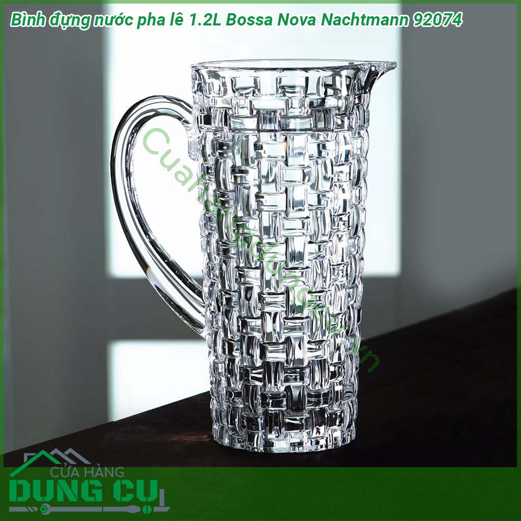 Bình đựng nước pha lê 1 2L Bossa Nova Nachtmann 92074 với chất liệu pha lê trong suốt và bền màu  thiết kế theo ô cờ đan xen tạo cảm giác trẻ trung cho người nhìn Kiểu dáng hiện đại tinh tế sang trọng độc đáo  
