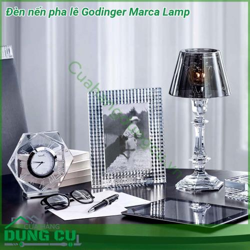 Đèn nến pha lê Godinger Marca Lamp được làm từ pha lê trong suốt thuần khiết không bọt bong bóng độ chiết quang cao bền và đẹp sử dụng làm vật trang trí hay thắp sáng tại bàn ăn bàn tiệc bàn làm việc hay góc decor của gia đình