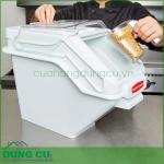 Thùng đựng đồ cỡ vừa Rubbermaid 23.6L có kèm muỗng