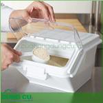 Thùng đựng 9.46L Rubbermaid có nắp trượt kèm muỗng
