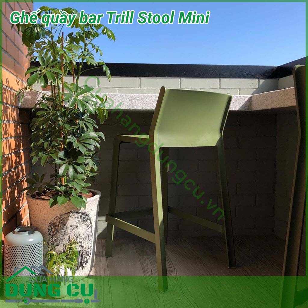 Ghế quầy bar Trill Stool Mini được làm từ nhựa sợi thủy tinh dùng trong nhà với bàn cao quầy bar và quầy bếp  Hình dạng tối giản thoải mái và thon gọn  Nhẹ và dễ bảo trì