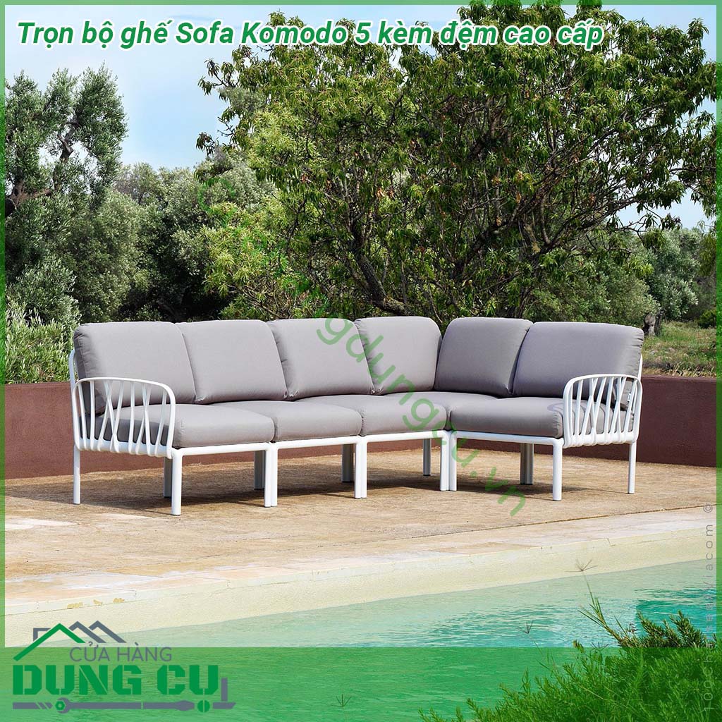 Ghế Sofa Komodo 5 kèm đệm cao cấp  khung polypropylene pha sợi thủy tinh với phụ gia UV Lưng tựa và tay vịn có thể được gắn trên tất cả các bên của ghế Có thể tháo rời và xếp gọn Bề mặt mờ Chân đế chống trượt Bộ đệm 5 chỗ đã bao gồm Khung kim loại hỗ trợ bên trong