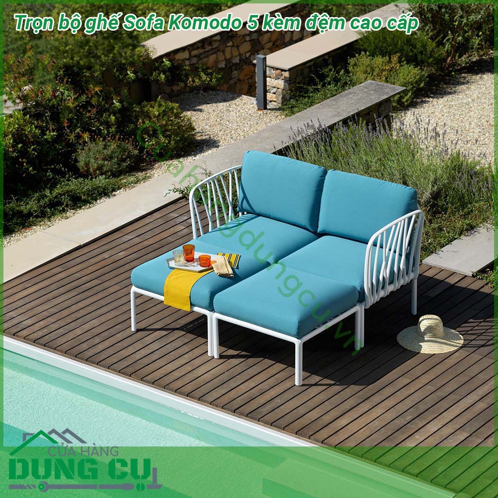 Ghế Sofa Komodo 5 kèm đệm cao cấp  khung polypropylene pha sợi thủy tinh với phụ gia UV Lưng tựa và tay vịn có thể được gắn trên tất cả các bên của ghế Có thể tháo rời và xếp gọn Bề mặt mờ Chân đế chống trượt Bộ đệm 5 chỗ đã bao gồm Khung kim loại hỗ trợ bên trong