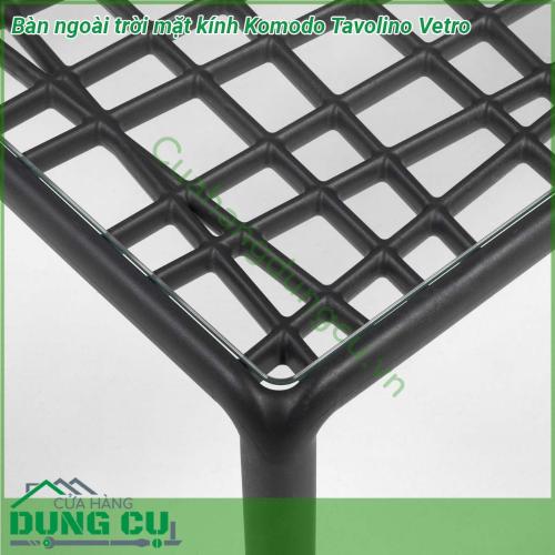 Bàn ngoài trời mặt kính Komodo Tavolino Vetro được làm từ chất liệu Polypropylene pha sợi thủy tinh cao cấp được xử lý tia UV chịu được thời tiết mưa nắng khắc nghiệt Rất thích hợp với sân vườn ngoài trời