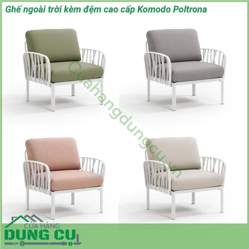 Ghế ngoài trời kèm đệm cao cấp Komodo Poltrona được làm từ chất liệu Polypropylene pha sợi thủy tinh cao cấp được xử lý tia UV chịu được thời tiết mưa nắng khắc nghiệt Đệm ghế sofa được làm từ 100 sợi nhuộm acrylic chống nấm mốc chống bám bẩn thích hợp với sân vườn ngoài trời