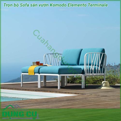 Sofa sân vườn Komodo Elemento Terminale kèm đệm làm từ chất liệu Polypropylene pha sợi thủy tinh cao cấp được xử lý tia UV chịu được thời tiết mưa nắng khắc nghiệt Đệm ghế sofa được làm từ 100 sợi nhuộm acrylic chống nấm mốc chống bám bẩn thích hợp với sân vườn ngoài trời