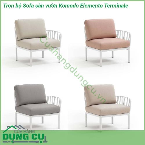 Sofa sân vườn Komodo Elemento Terminale kèm đệm làm từ chất liệu Polypropylene pha sợi thủy tinh cao cấp được xử lý tia UV chịu được thời tiết mưa nắng khắc nghiệt Đệm ghế sofa được làm từ 100 sợi nhuộm acrylic chống nấm mốc chống bám bẩn thích hợp với sân vườn ngoài trời