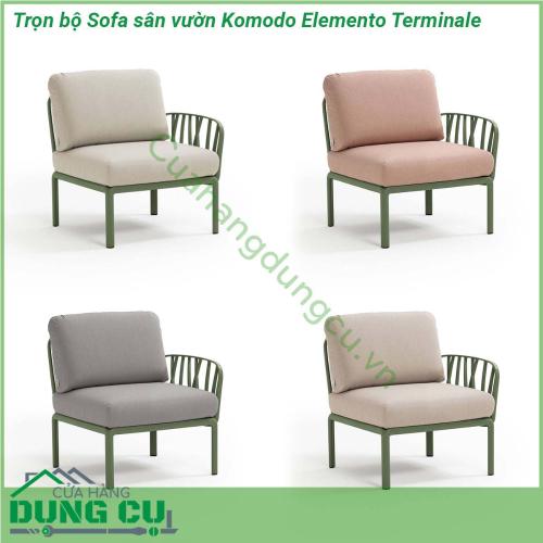 Sofa sân vườn Komodo Elemento Terminale kèm đệm làm từ chất liệu Polypropylene pha sợi thủy tinh cao cấp được xử lý tia UV chịu được thời tiết mưa nắng khắc nghiệt Đệm ghế sofa được làm từ 100 sợi nhuộm acrylic chống nấm mốc chống bám bẩn thích hợp với sân vườn ngoài trời