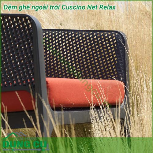 Đệm ghế ngoài trời Cuscino Net Relax được làm từ 100 sợi nhuộm acrylic Đã xử lý chống bám bụi bẩn và chống nấm mốc Độ bền màu dưới ánh sáng đạt 5 8 Có thể tháo bỏ bọc nhờ khóa kéo