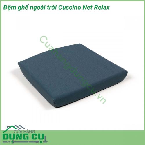 Đệm ghế ngoài trời Cuscino Net Relax được làm từ 100 sợi nhuộm acrylic Đã xử lý chống bám bụi bẩn và chống nấm mốc Độ bền màu dưới ánh sáng đạt 5 8 Có thể tháo bỏ bọc nhờ khóa kéo