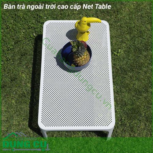 Bàn trà ngoài trời cao cấp Net Table được làm bằng nhựa polypropylene sợi thủy tinh chống chịu thời tiết tia cực tím của NARDI của Ý Thiết kế bàn thấp thanh lịch với mặt trên hình chữ nhật có hoa văn đục lỗ có khả năng thoát nước mưa hiệu quả