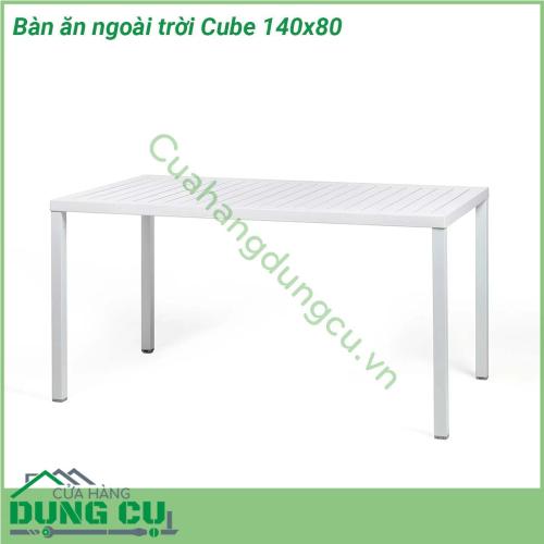 Bàn ăn ngoài trời Cube 140x80 được làm từ chất liệu bề mặt DurelTOP bằng polypropylene với phụ gia UV kết hợp chân bàn bằng chất liệu nhôm tráng hoàn thiện mờ sang trọng và đẹp mắt  Một thiết kế tối giản thanh lịch là một sự lựa chọn hoàn hảo cho không gian đẳng cấp và sang trọng