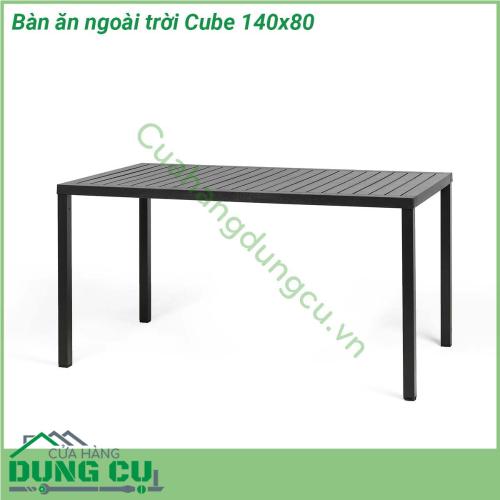 Bàn ăn ngoài trời Cube 140x80 được làm từ chất liệu bề mặt DurelTOP bằng polypropylene với phụ gia UV kết hợp chân bàn bằng chất liệu nhôm tráng hoàn thiện mờ sang trọng và đẹp mắt  Một thiết kế tối giản thanh lịch là một sự lựa chọn hoàn hảo cho không gian đẳng cấp và sang trọng