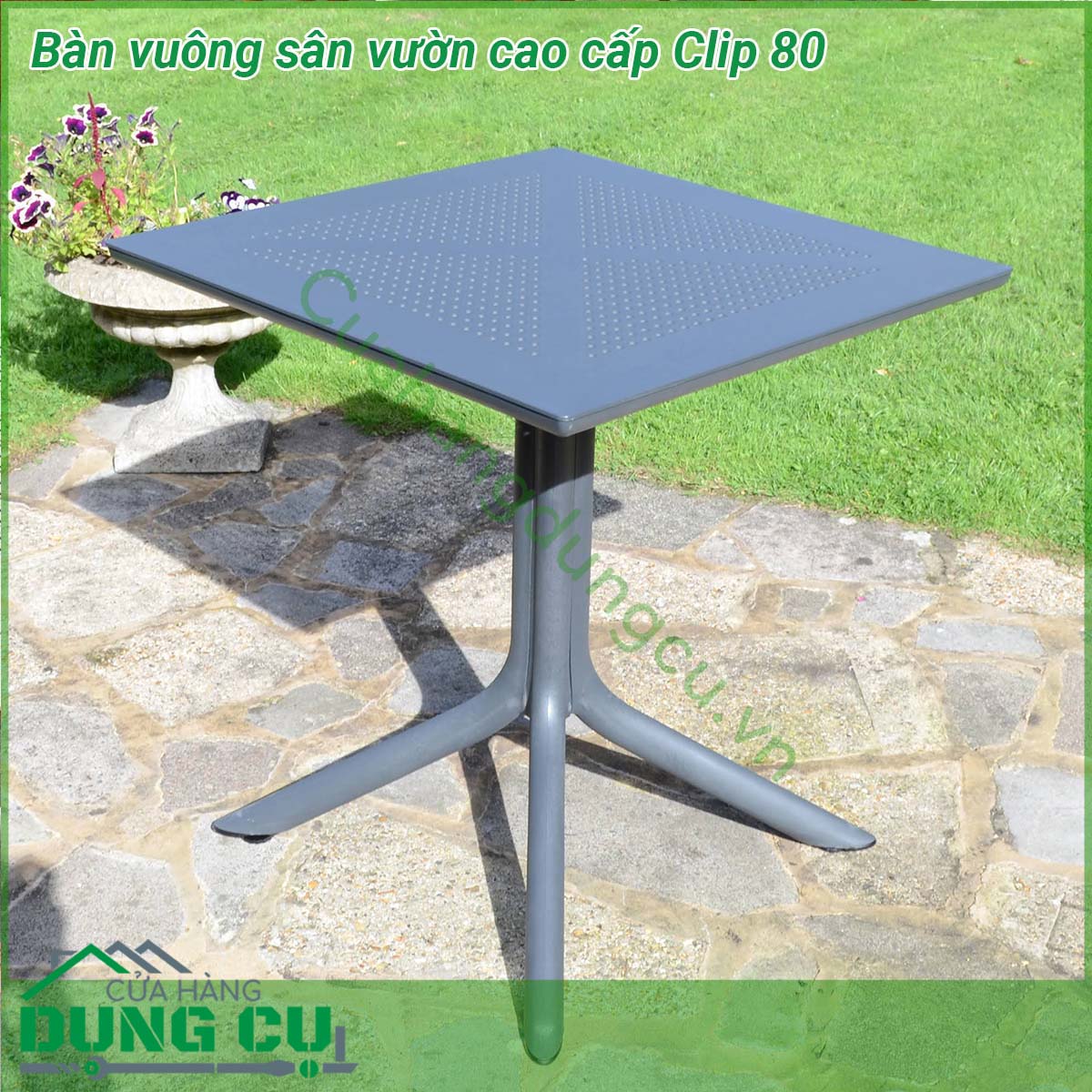 Bàn vuông sân vườn cao cấp Clip 80 được làm bằng chất liệu nhựa sợi thủy tinh cao cấp Bàn có 4 chân tỏa từ cột trụ Mặt bàn DurelTop polypropylene sợi thủy tinh với phụ gia UV có độ bền cao Bạn hoàn toàn có thể yên tâm sử dụng chúng mà ko sợ nắng mưa hư hỏng hay bay màu