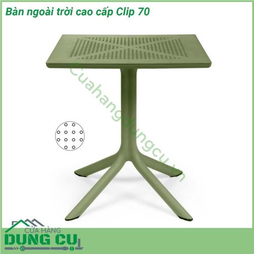 Bàn ngoài trời cao cấp Clip 70 là một chiếc bàn thiết kế đặc biệt cho không gian sân vườn ngoài trời với chất liệu nhựa sợi thủy tinh cao cấp  Mặt bàn DurelTop có độ bền cao  bề mặt mờ Có tăng chân Với chất liệu sử dụng cao cấp bạn hoàn toàn có thể yên tâm sử dụng chúng mà ko sợ nắng mưa hư hỏng hay bay màu