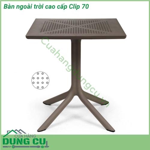 Bàn ngoài trời cao cấp Clip 70 là một chiếc bàn thiết kế đặc biệt cho không gian sân vườn ngoài trời với chất liệu nhựa sợi thủy tinh cao cấp  Mặt bàn DurelTop có độ bền cao  bề mặt mờ Có tăng chân Với chất liệu sử dụng cao cấp bạn hoàn toàn có thể yên tâm sử dụng chúng mà ko sợ nắng mưa hư hỏng hay bay màu