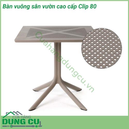 Bàn vuông sân vườn cao cấp Clip 80 được làm bằng chất liệu nhựa sợi thủy tinh cao cấp Bàn có 4 chân tỏa từ cột trụ Mặt bàn DurelTop polypropylene sợi thủy tinh với phụ gia UV có độ bền cao Bạn hoàn toàn có thể yên tâm sử dụng chúng mà ko sợ nắng mưa hư hỏng hay bay màu